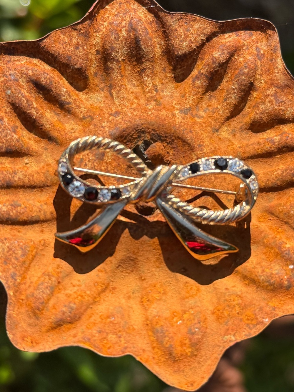 Goldtone bow brooch